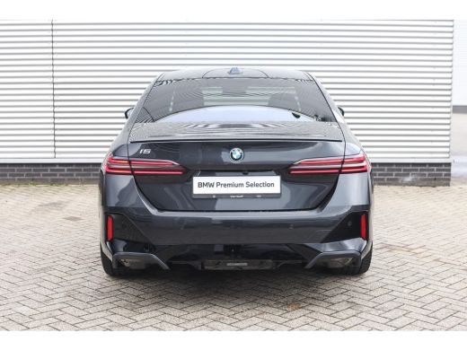 BMW i5 eDrive40 M Sport / Panoramadak / Trekhaak / Adaptieve LED / Comfort Access / Stoelverwarming / Ha... ActivLease financial lease