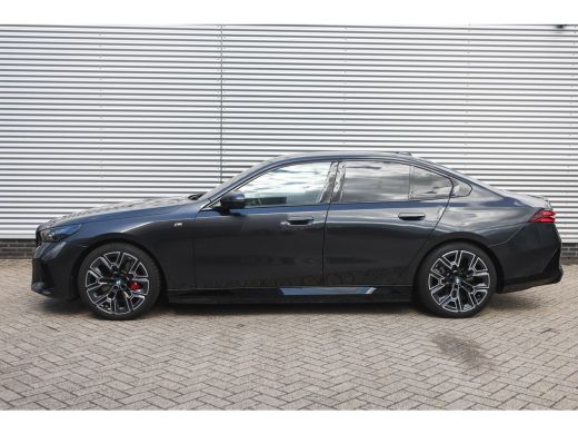 BMW i5 eDrive40 M Sport / Panoramadak / Trekhaak / Adaptieve LED / Comfort Access / Stoelverwarming / Ha... ActivLease financial lease