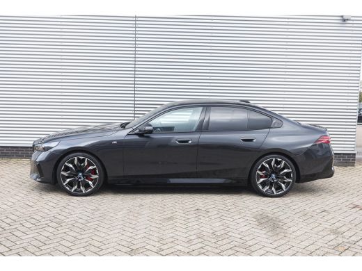 BMW i5 eDrive40 M Sport / Panoramadak / Trekhaak / Adaptieve LED / Comfort Access / Stoelverwarming / Ha... ActivLease financial lease