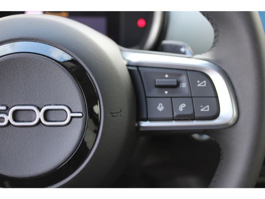 Fiat 600 1.2 Hybrid La Prima / Navigatie / Camera / LEDER / Stoelverwarming / Dodehoek / PDC V+A / Keyless... ActivLease financial lease