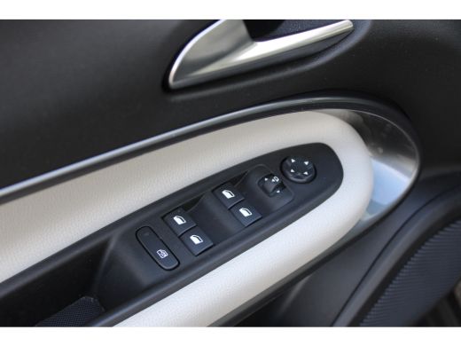 Fiat 600 1.2 Hybrid La Prima / Navigatie / Camera / LEDER / Stoelverwarming / Dodehoek / PDC V+A / Keyless... ActivLease financial lease