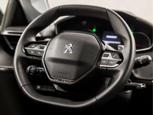 Peugeot 208 1.2 PureTech Allure Sport Automaat (APPLE CARPLAY, GROOT NAVI, LANE ASSIST, SPORTSTOELEN, CRUISE,... ActivLease financial lease