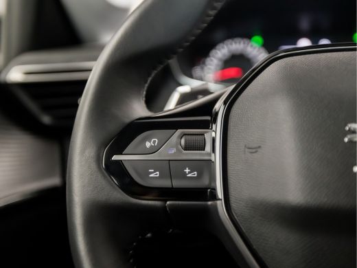 Peugeot 208 1.2 PureTech Allure Sport Automaat (APPLE CARPLAY, GROOT NAVI, LANE ASSIST, SPORTSTOELEN, CRUISE,... ActivLease financial lease