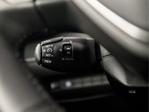 Peugeot 208 1.2 PureTech Allure Sport Automaat (APPLE CARPLAY, GROOT NAVI, LANE ASSIST, SPORTSTOELEN, CRUISE,... ActivLease financial lease