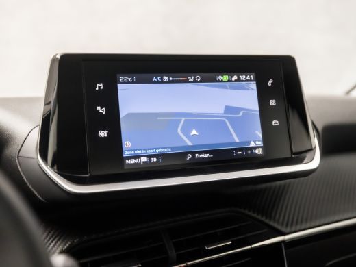 Peugeot 208 1.2 PureTech Allure Sport Automaat (APPLE CARPLAY, GROOT NAVI, LANE ASSIST, SPORTSTOELEN, CRUISE,... ActivLease financial lease