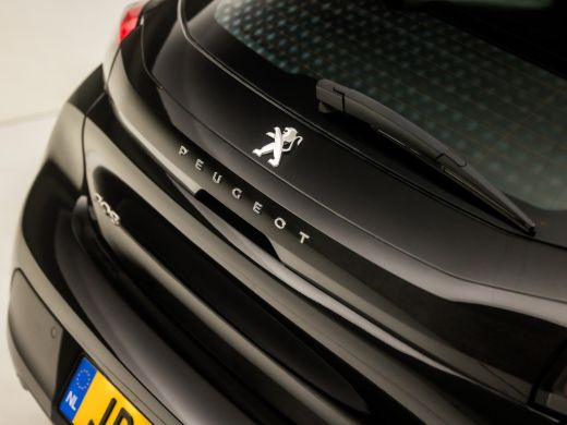 Peugeot 208 1.2 PureTech Allure Sport Automaat (APPLE CARPLAY, GROOT NAVI, LANE ASSIST, SPORTSTOELEN, CRUISE,... ActivLease financial lease