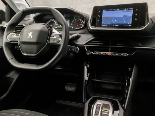 Peugeot 208 1.2 PureTech Allure Sport Automaat (APPLE CARPLAY, GROOT NAVI, LANE ASSIST, SPORTSTOELEN, CRUISE,... ActivLease financial lease