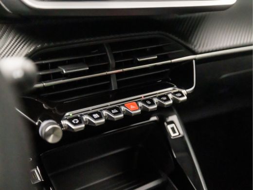 Peugeot 208 1.2 PureTech Allure Sport Automaat (APPLE CARPLAY, GROOT NAVI, LANE ASSIST, SPORTSTOELEN, CRUISE,... ActivLease financial lease
