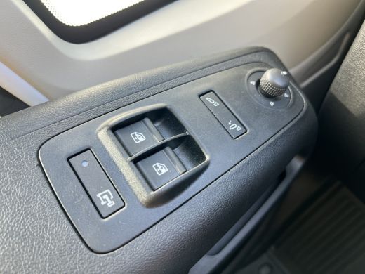 Peugeot Boxer 2.2 BlueHDi 120 S&S L2H1 3.0t |Laadruimte bekleed | Trekhaak | LED Laadruimte verlichting | | Air... ActivLease financial lease