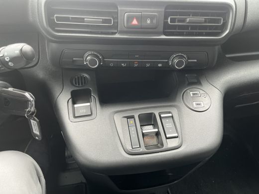 Peugeot Partner 136 L2 50 kWh | Navi | 360 Camera | PDC voor en achter | | 11 kW lader | Achterdeuren zonder ruit... ActivLease financial lease