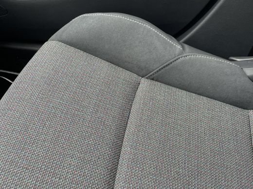 Toyota Corolla Touring Sports Hybrid 140 Dynamic **STOELVERWARMING/ PARKEERSENSOREN VOOR EN ACHTER/ LENDENSTEUN/ KEYLESS** ActivLease financial lease