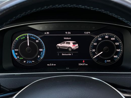 Volkswagen e-Golf E-DITION | Winterpakket | Warmtepomp | Donkere ramen achter | Voorruit verwarmbaar | Keyless Acce... ActivLease financial lease