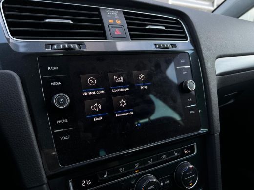 Volkswagen e-Golf E-DITION | Winterpakket | Warmtepomp | Donkere ramen achter | Voorruit verwarmbaar | Keyless Acce... ActivLease financial lease