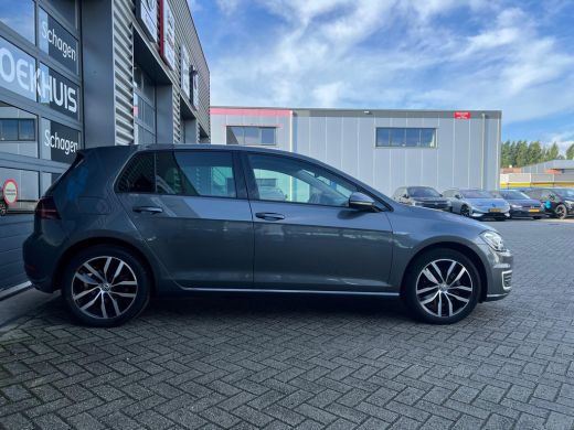 Volkswagen e-Golf E-DITION | Winterpakket | Warmtepomp | Donkere ramen achter | Voorruit verwarmbaar | Keyless Acce... ActivLease financial lease