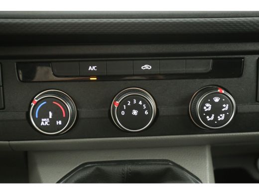 Volkswagen Transporter 2.0 TDI L2H1 | Airco | Carplay | Cruise | Trekhaak | Navi | Parkeersensoren ActivLease financial lease