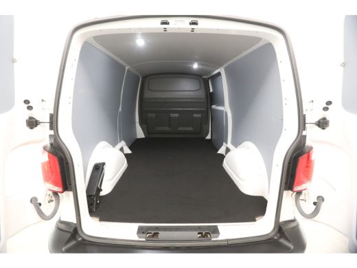 Volkswagen Transporter 2.0 TDI L2H1 | Airco | Carplay | Cruise | Trekhaak | Navi | Parkeersensoren ActivLease financial lease