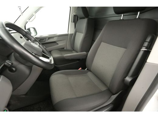 Volkswagen Transporter 2.0 TDI L2H1 | Airco | Carplay | Cruise | Trekhaak | Navi | Parkeersensoren ActivLease financial lease