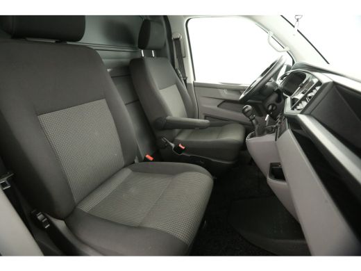 Volkswagen Transporter 2.0 TDI L2H1 | Airco | Carplay | Cruise | Trekhaak | Navi | Parkeersensoren ActivLease financial lease