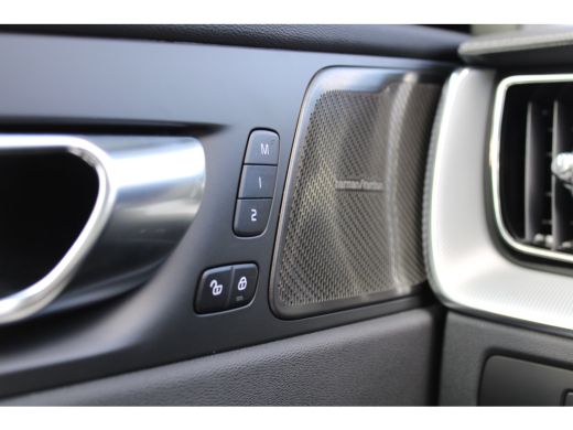 Volvo  XC60 2.0 T6 Plug-in hybrid AWD Ultra Dark Head-up display, stoel/stuurverwarming ActivLease financial lease