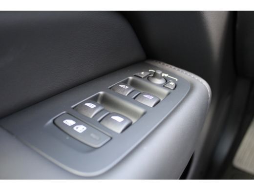 Volvo  XC60 2.0 T6 Plug-in hybrid AWD Ultra Dark Head-up display, stoel/stuurverwarming ActivLease financial lease