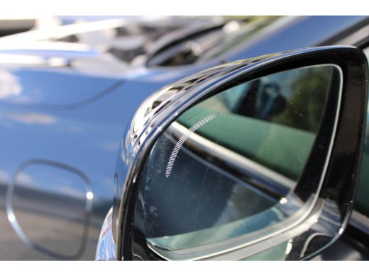 Volvo  XC60 2.0 T6 Plug-in hybrid AWD Ultra Dark Head-up display, stoel/stuurverwarming ActivLease financial lease