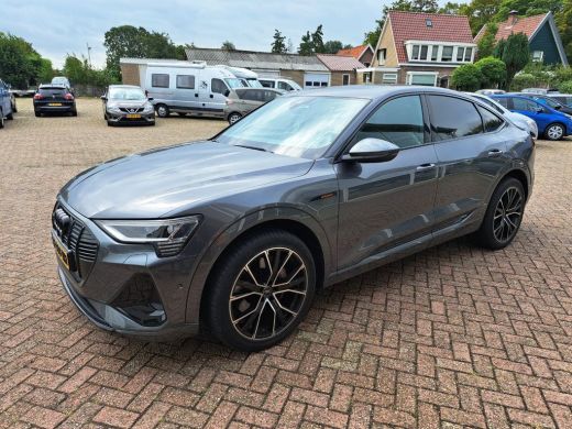 Audi e-tron 55 quattro S edition 95 kWh | Achterbank in delen neerklapbaar | Armsteun voor | Audio installatie Audi e-tron 55 quattro S edition 95 kWh | Achterbank in delen neerklapbaar | Armsteun voor | Audio installatie