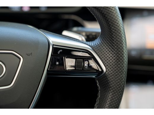 Audi e-tron 55 quattro S edition 95 kWh | Achterbank in delen neerklapbaar | Armsteun voor | Audio installatie ActivLease financial lease