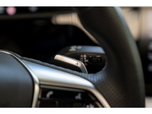 Audi e-tron 55 quattro S edition 95 kWh | Achterbank in delen neerklapbaar | Armsteun voor | Audio installatie ActivLease financial lease