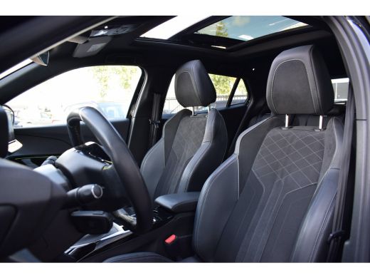 Peugeot 2008 1.2 PureTech GT Pack | Pano | Apple CarPlay | Half Leer| Stoelverw. | Focal ActivLease financial lease