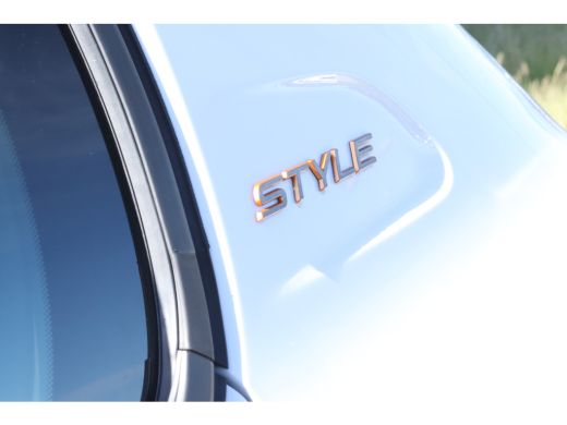 Peugeot 208 Allure | 16" Lichtmetalen velgen 'ELBORN' | Climate Control | Dashboard en deurpanelen in kunstst... ActivLease financial lease