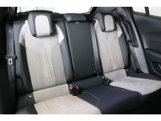 Peugeot e-2008 EV GT 50 kWh | Navi | Camera | Alcantara | Stoelverw. | AD.cruise | PDC V+A | Keyless Entry | ActivLease financial lease