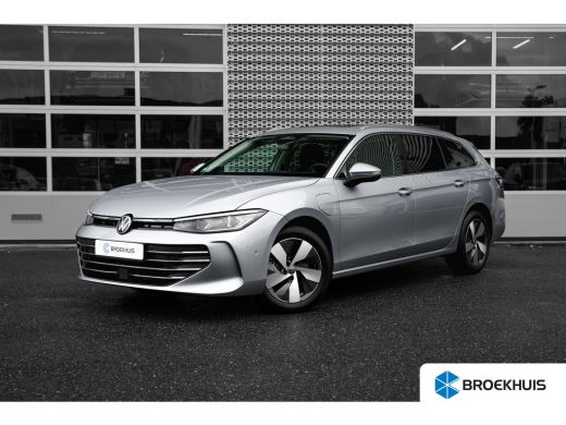 Volkswagen Passat Variant 1.5 eHybrid 204pk Elegance Business | Panoramdak | Dodehoeksensor | 360 Camera | Stoelver...