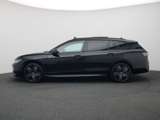 Volkswagen Passat Variant 1.5 eHybrid R-Line Edition 272PK DSG Matrix led, trekhaak, adaptive cruise, side assist, ... ActivLease financial lease