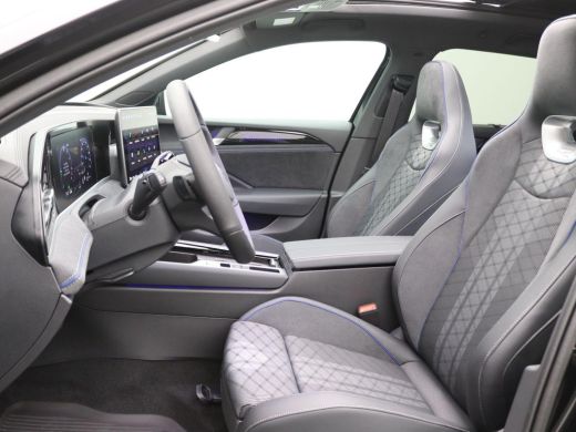 Volkswagen Passat Variant 1.5 eHybrid R-Line Edition 272PK DSG Matrix led, trekhaak, adaptive cruise, side assist, ... ActivLease financial lease