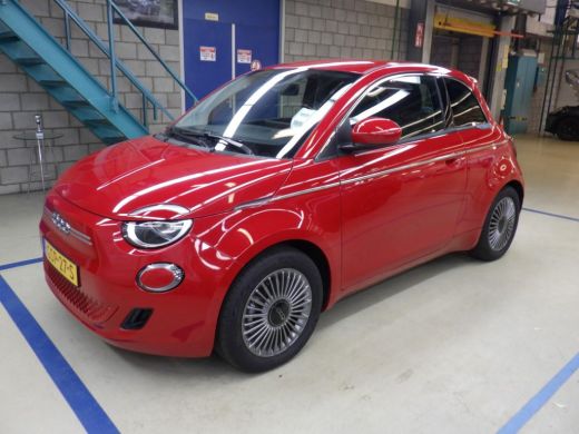 Fiat 500e 42kWh 3 Fase | Comfort + Style Pack | Navigatie | Stoelverwarming | Dodehoek-Detectie | Achteruit... Fiat 500e 42kWh 3 Fase | Comfort + Style Pack | Navigatie | Stoelverwarming | Dodehoek-Detectie | Achteruit...