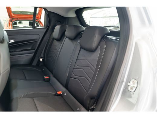 Jeep Avenger Summit 54 kWh | Warmtepomp | Elektrische Achterklep | Camera | Winter pack | Keyless | Climate Co... ActivLease financial lease