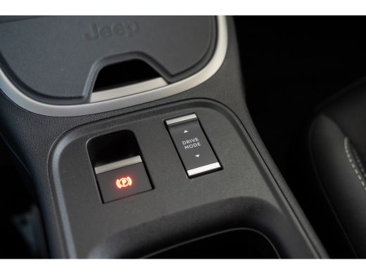 Jeep Avenger Summit 54 kWh | Warmtepomp | Elektrische Achterklep | Camera | Winter pack | Keyless | Climate Co... ActivLease financial lease
