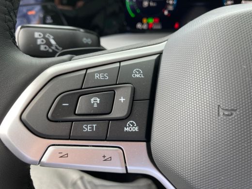 Volkswagen Golf Life Edition eHybrid | 'App-Connect' draadloze smartphone integratie | Achterbank in ongelijke de... ActivLease financial lease