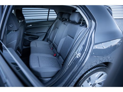 Volkswagen Golf Life Edition eHybrid | 'App-Connect' draadloze smartphone integratie | Achterbank in ongelijke de... ActivLease financial lease