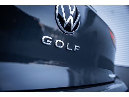 Volkswagen Golf Life Edition eHybrid | 'App-Connect' draadloze smartphone integratie | Achterbank in ongelijke de... ActivLease financial lease