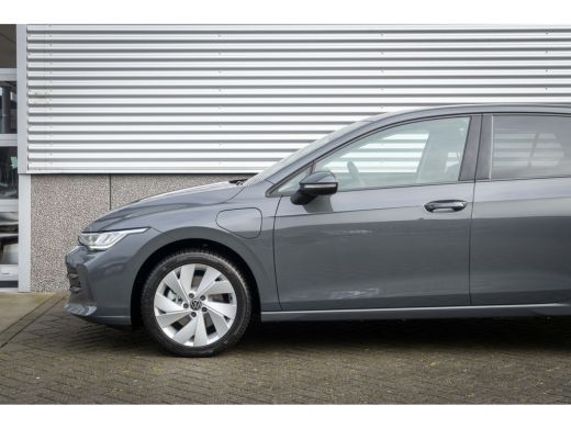 Volkswagen Golf Life Edition eHybrid | 'App-Connect' draadloze smartphone integratie | Achterbank in ongelijke de... ActivLease financial lease