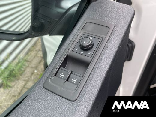 Volkswagen Transporter 2.0TDI L2H1 102PK DC Comfortline 5 Zits Airco Trekhaak ActivLease financial lease