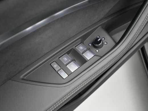 Audi Q8 e-tron 55 quattro S-Line Edition 115 kWh 408pk Panorama Navigatie Camera Matrix led 32 ActivLease financial lease