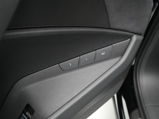 Audi Q8 e-tron 55 quattro S-Line Edition 115 kWh 408pk Panorama Navigatie Camera Matrix led 32 ActivLease financial lease