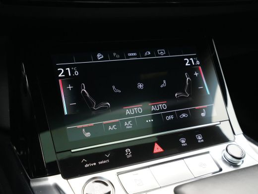 Audi Q8 e-tron 55 quattro S-Line Edition 115 kWh 408pk Panorama Navigatie Camera Matrix led 52 ActivLease financial lease