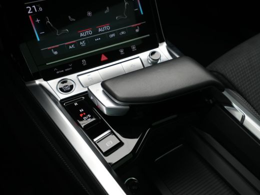 Audi Q8 e-tron 55 quattro S-Line Edition 115 kWh 408pk Panorama Navigatie Camera Matrix led 52 ActivLease financial lease