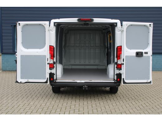 Peugeot Boxer L2H1 2.2 BlueHDi 120 PK LAADRUIMTE BETIMMERD | TREKHAAK | CAMERA | 5,9% RENTE! | LED KOPLAMPEN ActivLease financial lease