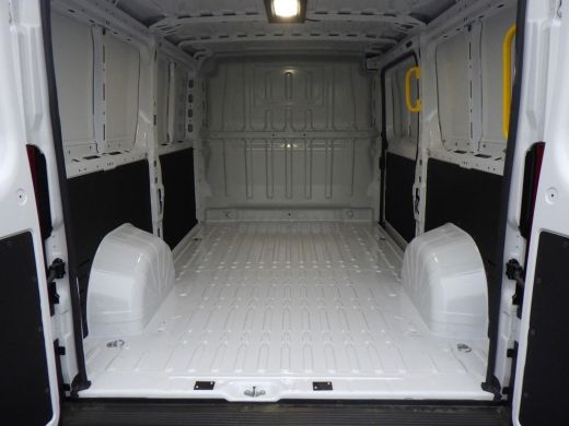 Peugeot Boxer L2H1 2.2 BlueHDi 120 PK LAADRUIMTE BETIMMERD | TREKHAAK | CAMERA | 5,9% RENTE! | LED KOPLAMPEN ActivLease financial lease