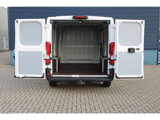 Peugeot Boxer L2H1 2.2 BlueHDi 120 PK LAADRUIMTE BETIMMERD | TREKHAAK | CAMERA | 5,9% RENTE! | LED KOPLAMPEN ActivLease financial lease