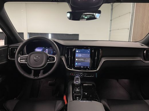 Volvo  V60 T6 AWD Recharge Plus Dark | Trekhaak | 360° Camera | Harman Kardon | Crystal White | Adaptieve Cr... ActivLease financial lease